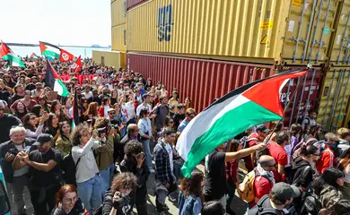 Pro-Palestinian protesters demonstrate inside the commercial port of Naples during a nationwide strike called by the USB union to condemn the Israeli forces' interception of the vessels of the Global Sumud Flotilla aiming to reach Gaza and break Israel's naval blockade, in Naples, Italy, October 3, 2025. REUTERS/Ciro De Luca