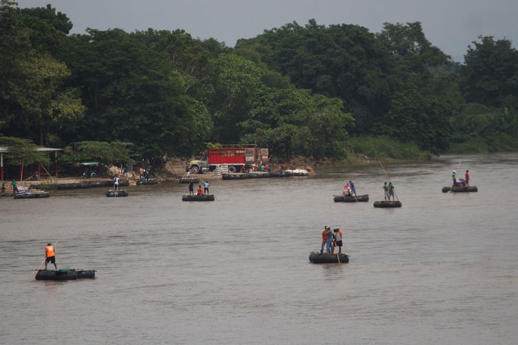 MEX054. CIUDAD HIDALGO (MÉXICO), 18/10/2018.- Varios grupos de migrantes hondureños cruzan el río suchiate, en la línea fronteriza de México y Guatemala hoy, jueves 18 de octubre de 2018, en Ciudad Hidalgo, en el estado de Chiapas (México).