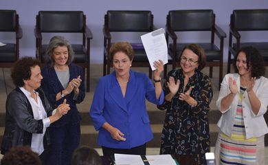 Em solenidade no Palácio do Planalto, a presidenta Dilma Rousseff sanciona a Lei do Feminicídio (Valter Campanato/Agência Brasil)