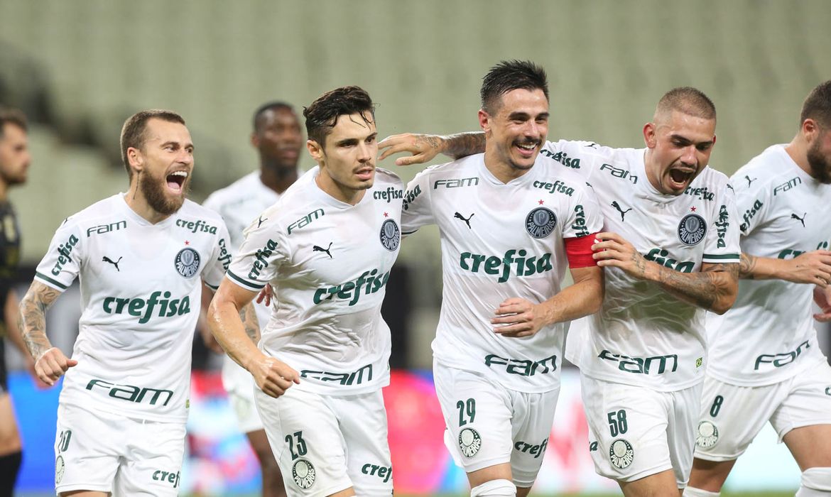 O jogador Raphael Veiga, do Palmeiras, comemora gol contra Ceará