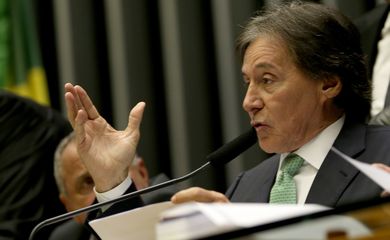 Brasília - O presidente do Congresso, senador Eunício Oliveira, durante sessão para analisar e votar cinco vetos presidenciais, entre eles à minirreforma eleitoral e à lei que concede descontos às dívidas previdenciárias dos estados, do