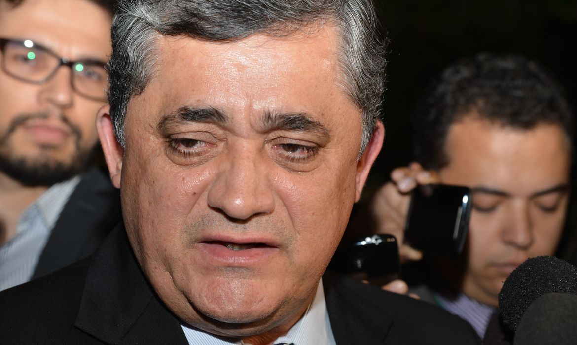 O líder do governo na Câmara, José Guimarães, fala à imprensa após reunião da presidenta Dilma Rousseff com líderes da Câmara no Palácio da Alvorada (Valter Campanato/Agência Brasil)