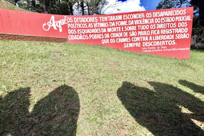 São Paulo (SP) 24/03/2025 - Cerimônia de pedido de desculpas do governo quanto a negligência da União dos condução dos trabalhos de identificação dos remanescentes ósseos na Vala Clandestina de Perus, no cemitério Dom Bosco. Foto: Paulo Pinto/Agencia Brasil