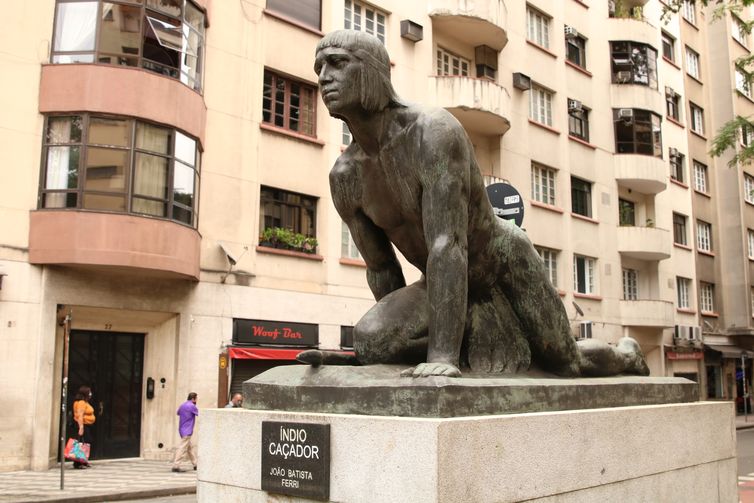 Estátua Índio Caçador, do escultor João Batista Ferri, na avenida Vieira de Carvalho, República.