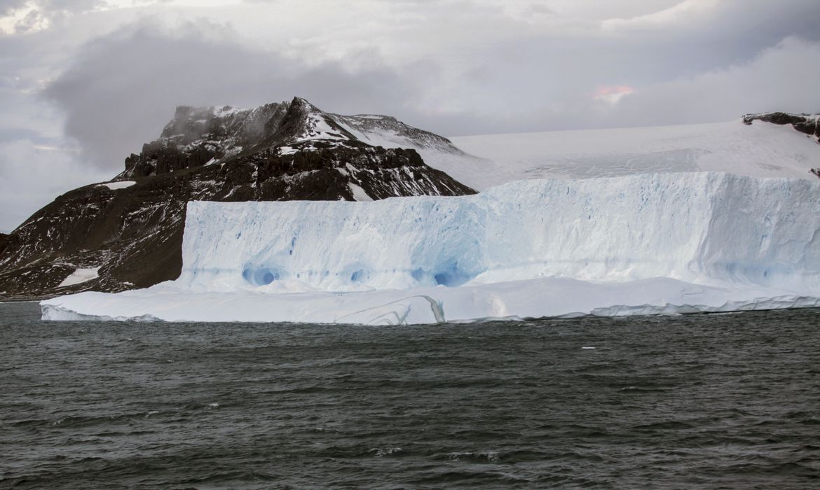 Estação Antártica Comandante Ferraz é uma base antártica pertencente ao Brasil localizada na ilha do Rei George, a 130 quilômetros da Península Antártica, na baía do Almirantado, na Antártida. Na foto, geleira