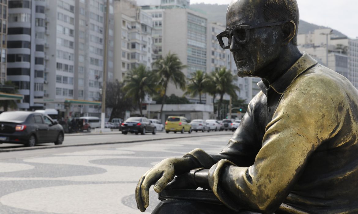 Estátua de Carlos Drummond de Andrade no calçadão de Copacabana tem óculos recolocados após serem roubados.