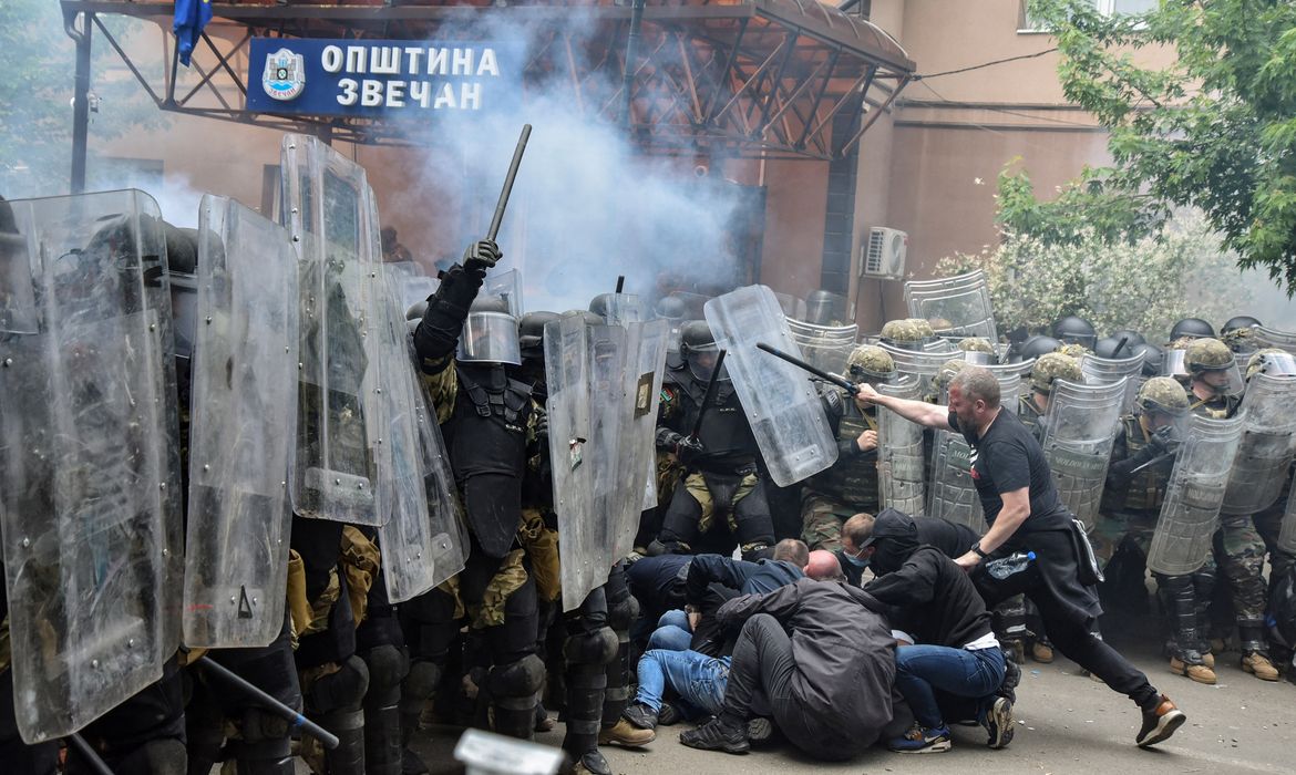 NATO Kosovo Force (KFOR) soldiers clash with local Kosovo Serb protesters at the entrance of the municipality office, in the town of Zvecan, Kosovo, May 29, 2023. REUTERS/Laura Hasani