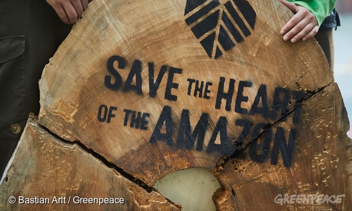Greenpeace protesta na sede da Siemens