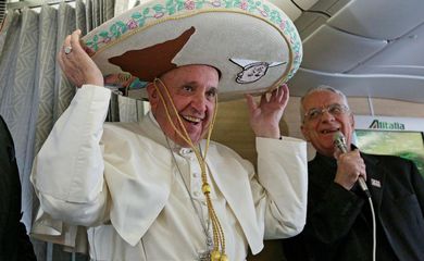 Papa Francisco usa um sombrero que recebeu de um jornalista mexicano a bordo do avião para Havana. O papa visita Cuba e México entre os dias 12 e 18 de fevereiro (Agência Lusa/Direitos Reservados)
