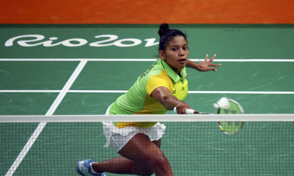 A atleta brasileira Lohaynny Vicente estreou com derrota nas classificatórias individuais do badminton. Ela enfrentou a indiana Saina Nehwal, que ganhou por 2 a 0