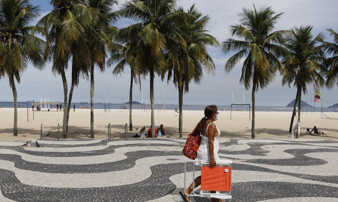 Praticantes de atividades esportivas coletivas e individuais aproveitam retirada de restrições contra a pandemia da covid-19 na praia de Copacabana