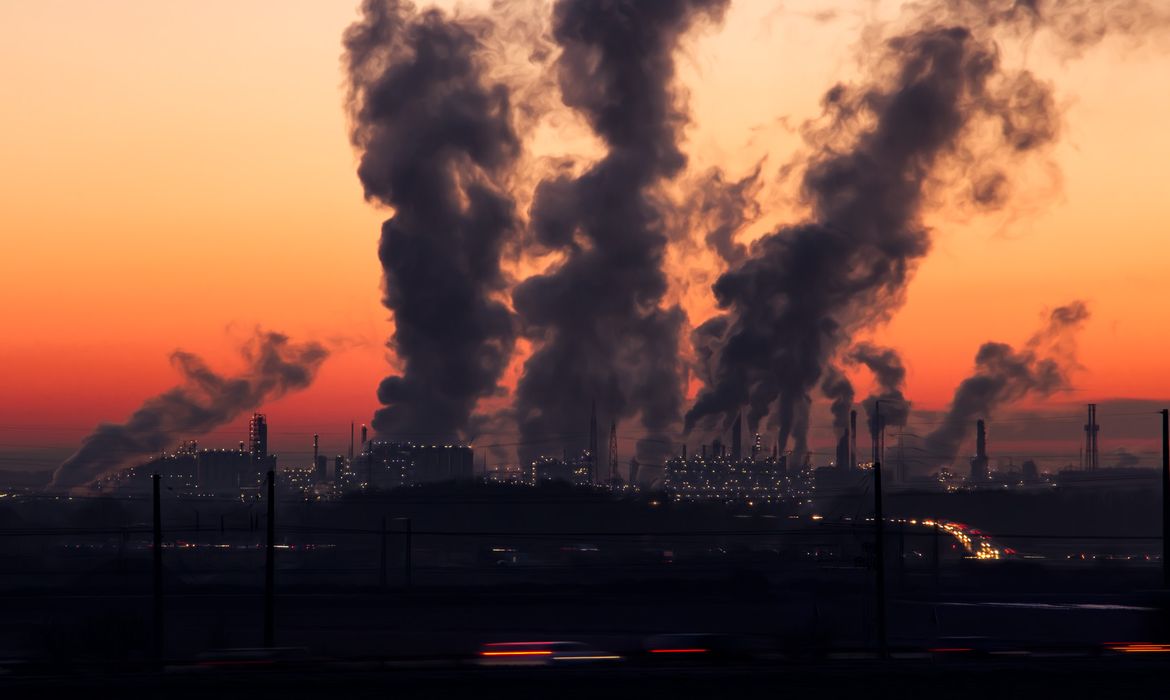 Conferência das Nações Unidas sobre a Mudança do Clima – COP28. – Meio Ambiente; mudanças climáticas; poluição do ar; fumaça fábricas; chaminés; CO2. Foto: Ralf Vetterle/Pixabay