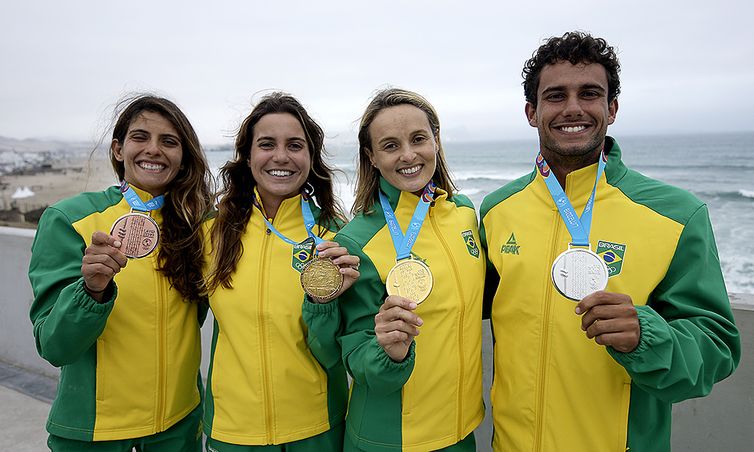 Nicole, Chloé, Lena e Vinnicius 