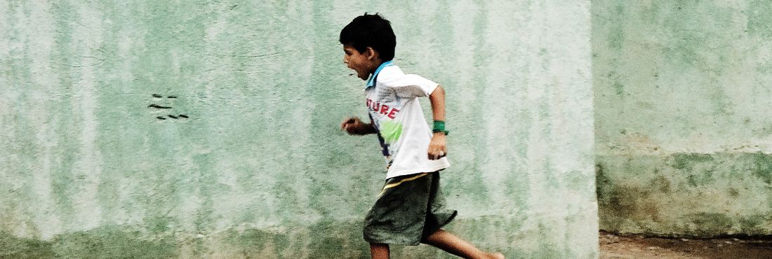 Criança correndo brincando