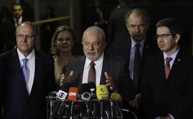 O presidente eleito, Luis Inácio Lula da Silva, acompanhado de seu vice, Geraldo Alckmin e de coordenadores da transição, fala com a imprensa após reunião com o presidente do TSE, ministro Alexandre de Moraes