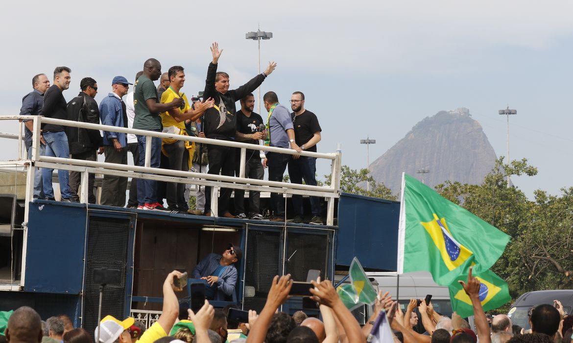 Presidente Jair Bolsonaro participa de ato com apoiadores no Monumento aos Pracinhas, no Aterro do Flamengo, na zona Sul do Rio.