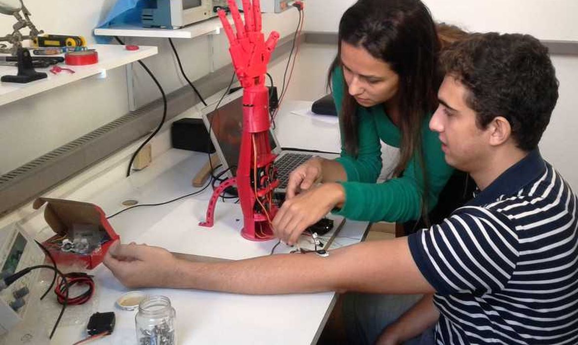 Marcela Tuller, mestre em engenharia de telecomunicações, e Artur Neves, estudante de medicina