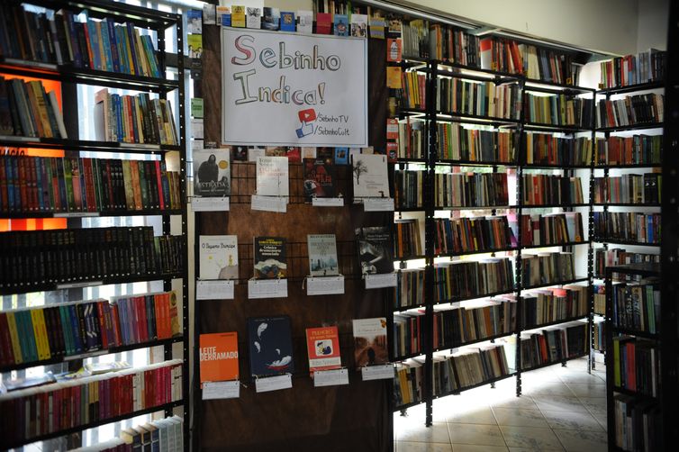 Comprados em sebos ou de outros alunos, livros usados ajudam a reduzir gasto com material - José Cruz/Arquivo/Agência Brasil