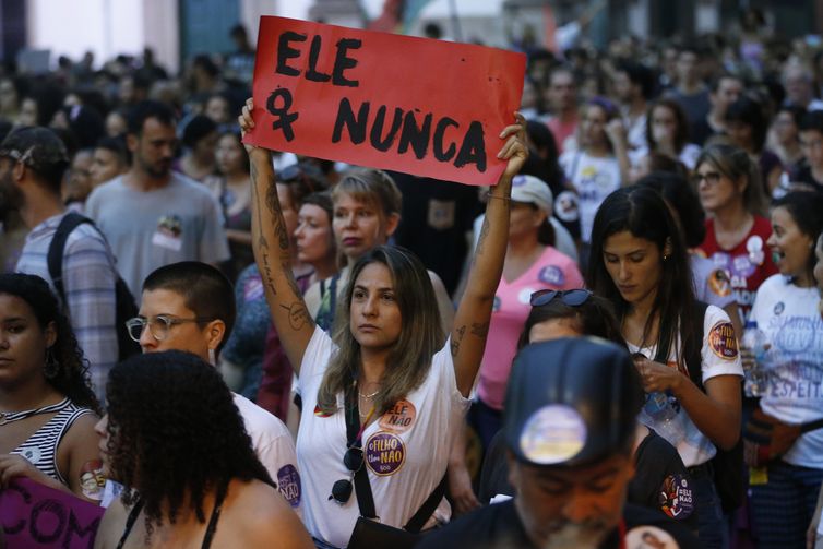 Mulheres protestam contra o presidenciável Jair Bolsonaro no centro do Rio