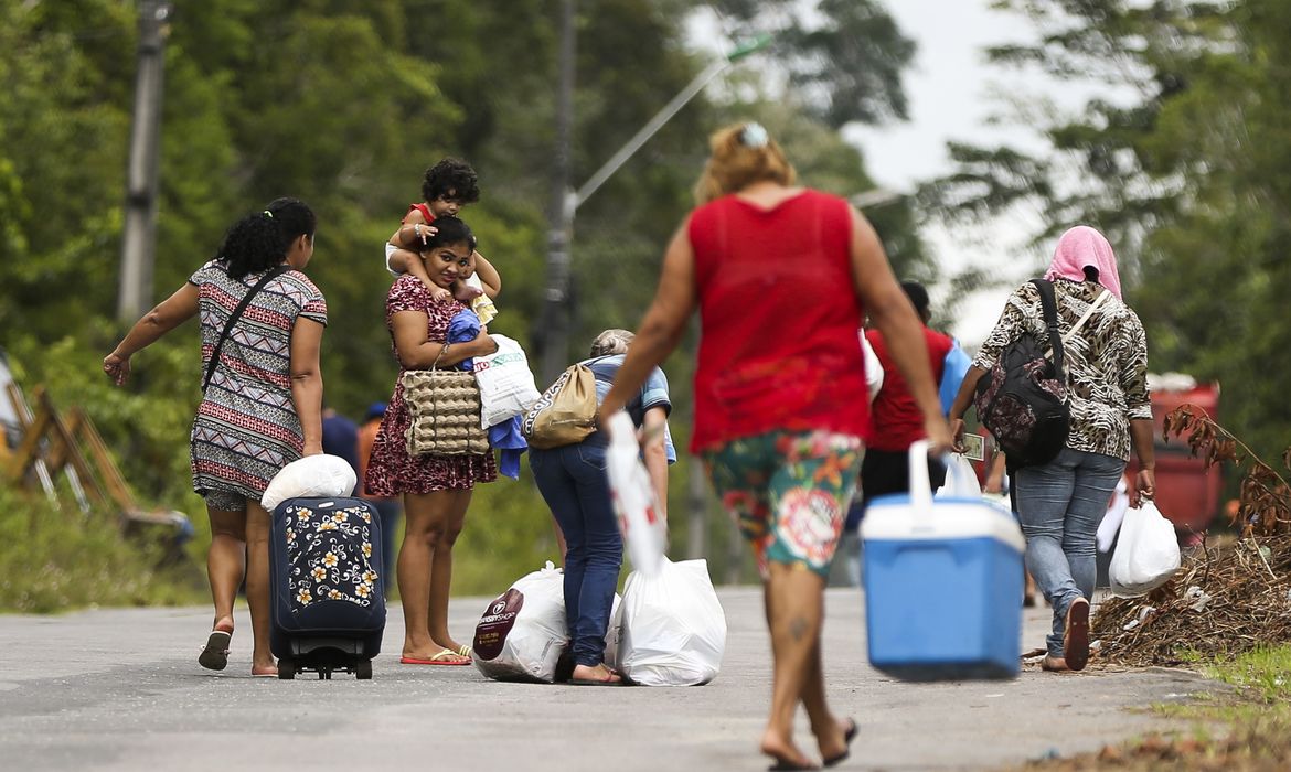 Manaus - Visitantes têm que andar cerca de 2 km até o Compaj para entregar alimentos aos presos, em visita que hoje (17) atrasou das 8h para as 10h30   (Marcelo Camargo/Agência Brasil)