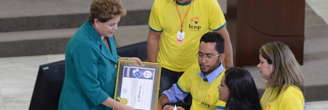 No Dia Internacional da Pessoa com deficiência, a presidenta Dilma Rousseff assina decreto regulamentando a lei que reduz tempo de contribuição e idade para concessão de aposentadoria a pessoas com deficiência, em cerimônia no Palácio do Planalto