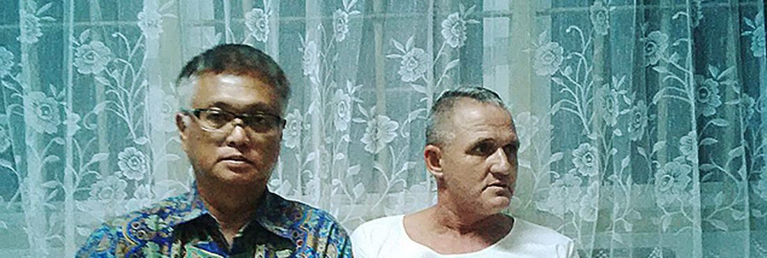 17/01/2014- Cilacap- Indonésia- Utomo Karim (esquerda) advogado de Marco Archer (direita).