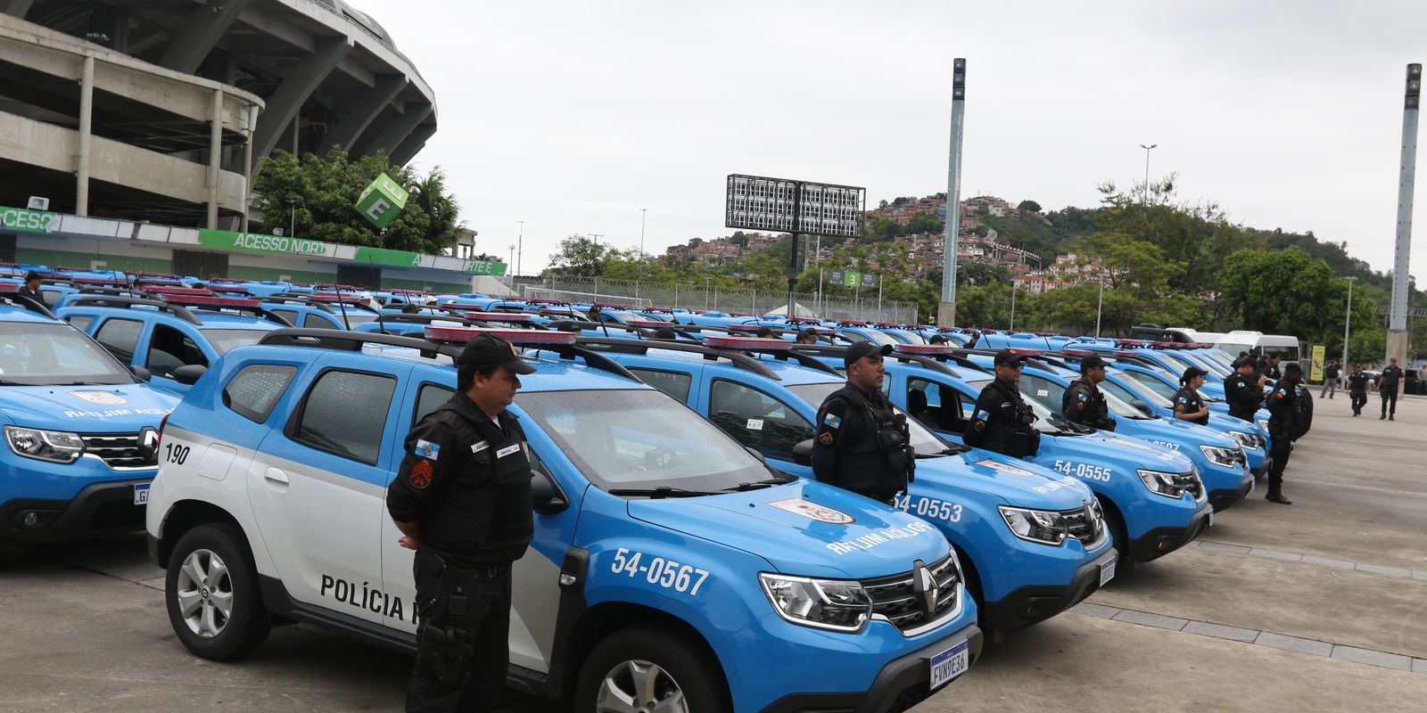 A secretaria de estado de Polícia Militar do Rio de Janeiro entrega ...