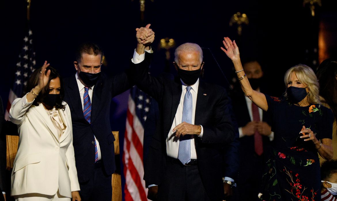 O candidato democrata à presidência dos EUA em 2020 Biden e o candidato à vice-presidência Harris comemoram em seu comício eleitoral em Wilmington
