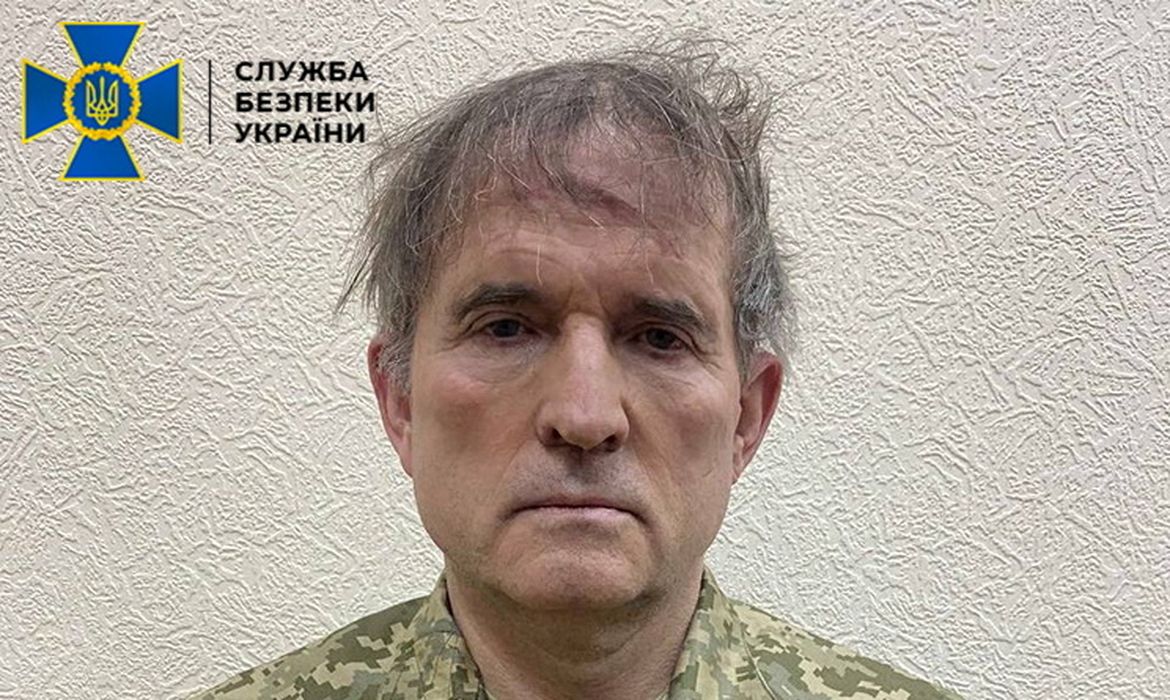 Político ucraniano pró-Rússia Viktor Medvedchuk é visto algemado ao ser detido pelas forças de segurança da Ucrânia em local desconhecido no país