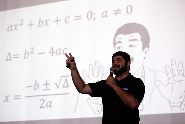 Brasília - Professor Rafael Procópio, do canal Matemática Rio, dá aula com dicas de matemática para os candidatos do Enem, a uma semana da primeira prova (José Cruz/Agência Brasil)