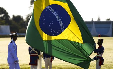O presidente da República, Jair Bolsonaro, participa do hasteamento da bandeira, no Palácio da Alvorada, em comemoração ao Dia do Diplomata.