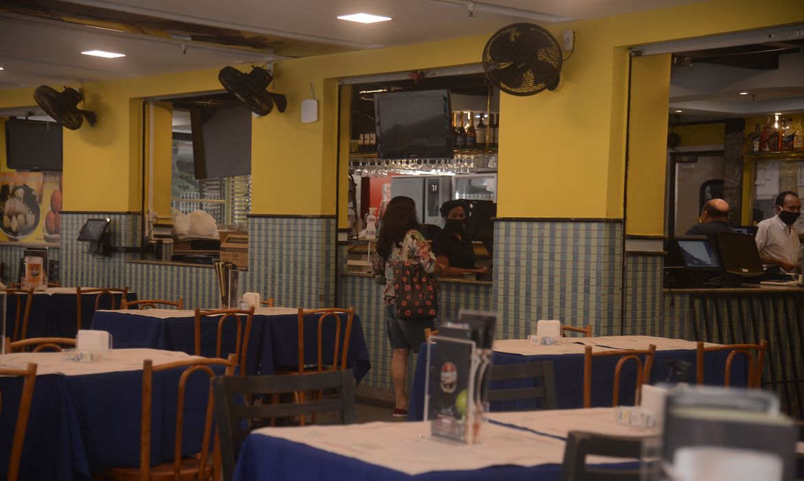 Lanchonetes, bares e restaurantes do Rio de Janeiro reabrem  com restrição de horário, lotação e distância entre mesas.