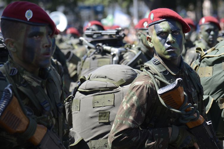 Desfile cívico-militar de 7 de Setembro no centro do Rio de Janeiro. 
