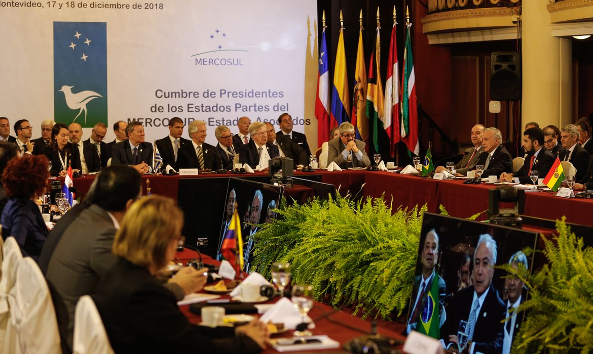 O presidente Michel Temer participa da LIII Cúpula dos Chefes de Estado do Mercosul e Estados Associados, em Montevidéu (Uruguai). 