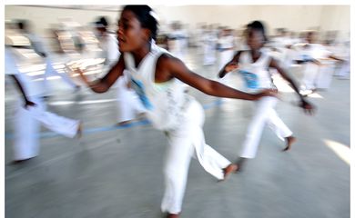 Crianças e jovens participam de oficinas de capoeira e dança oferecidas pela organização não governamental Viva Rio Haiti (Marcello Casal Jr/Agência Brasil)
