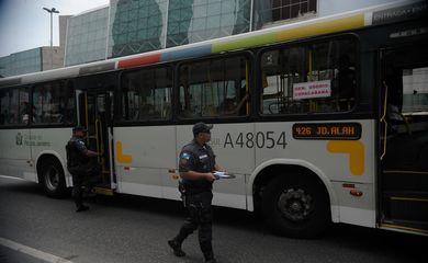 Policiais fazem blitz no Rio, para revistar ônibus com destino às praias, no esquema de segurança antecipado da Operação Verão, contra arrastões ocorridos no fim de semana passado (Fernando Frazão/Agência Brasil)