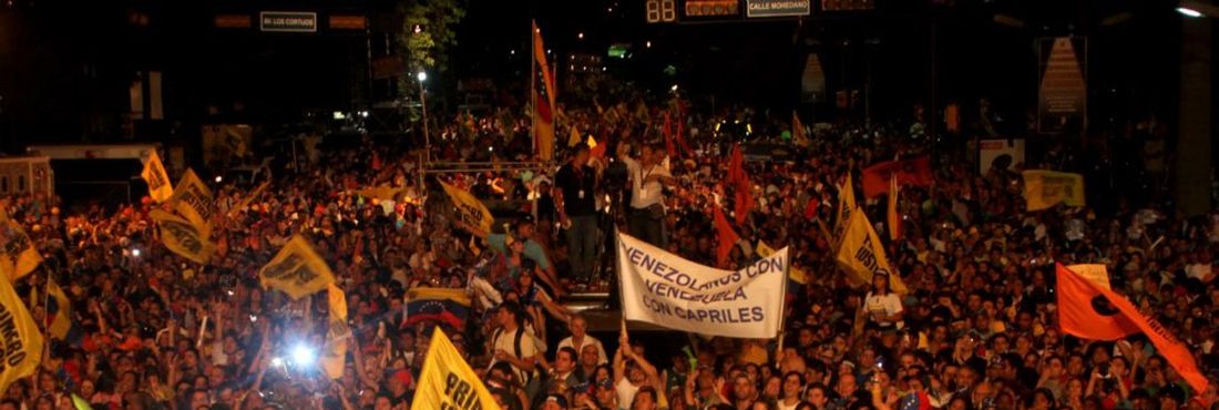 Venezuelanos participam de comício de Capriles em Caracas