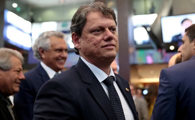 O ministro da Infraestrutura, Tarcísio Gomes Freire, participa do leilão de uma parte da ferrovia Norte-Sul na B3, a Bolsa de Valores de São Paulo.