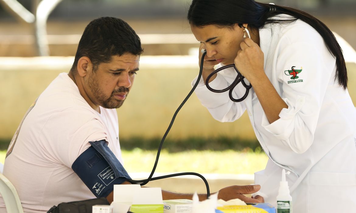 Brasília - Cidadãos fazem exames para verificar pressão arterial e de glicemia durante mutirão de atendimento e de orientação jurídica para esclarecer dúvidas sobre saúde pública e planos de saúde (Marcelo Camargo/Agência Brasil)