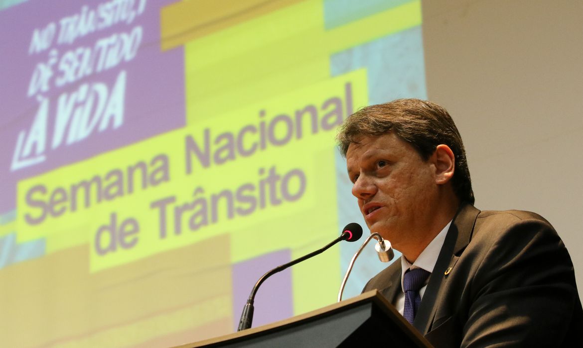 O ministro da Infraestrutura, Tarcisio Freitas, participa da abertura da Semana Nacional de Trânsito. 