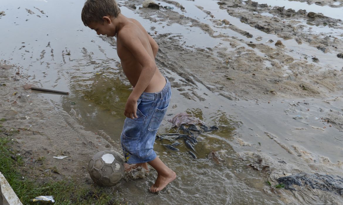 Fortaleza - Na periferia da capital cearense, crianças brincam com bola em meio à lama e sujeira (Valter Campanato/Agência Brasil)