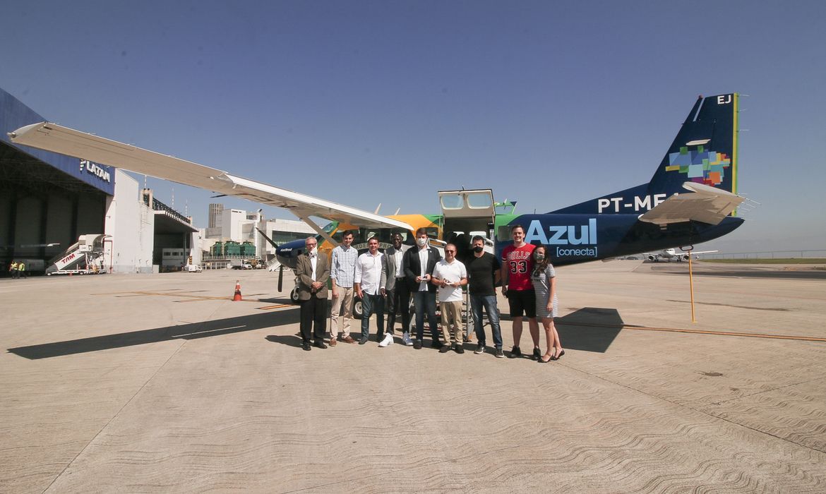 Ministro do Turismo e outras autoridades inauguram voo da Azul Conecta para Angra