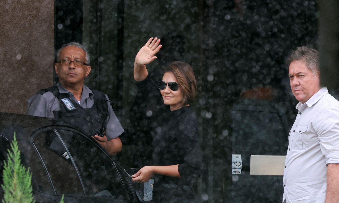 Reuters/Mateus Bonomi/Proibida reprodução Michelle Bolsonaro, wife of former President Jair Bolsonaro, gestures outside the Brazilian Federal Police Regional Headquarters, where Bolsonaro was taken, after he was placed into Federal Police custody, ending months of his house arrest, in Brasilia, Brazil, November 23, 2025. REUTERS/Mateus Bonomi