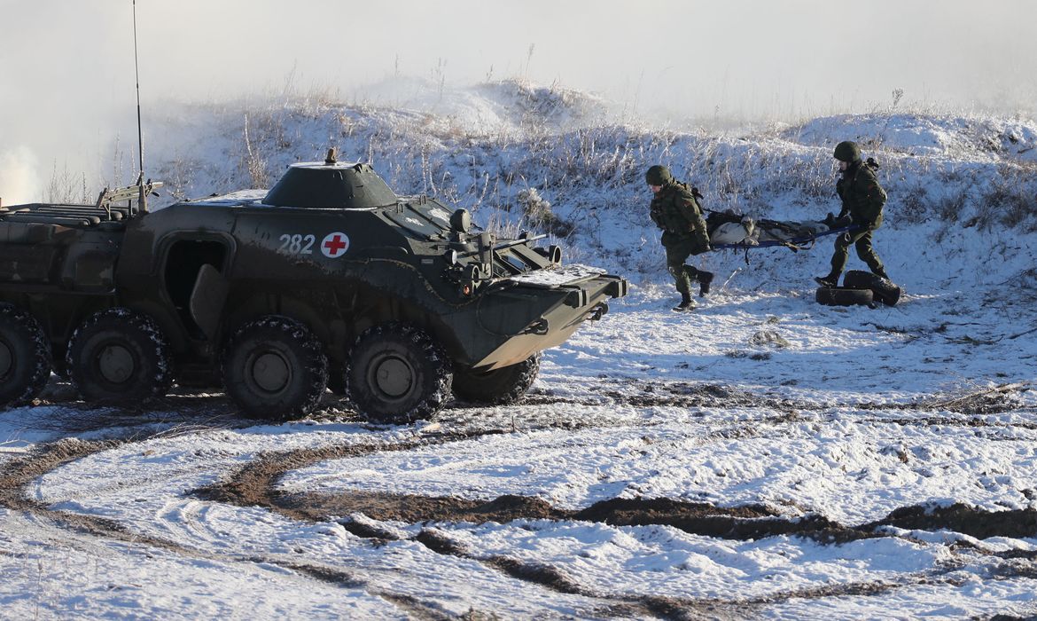 Membros das Forças Armadas da Rússia e de Belarus realizam exercícios militares na região bielorrussa de Grodno