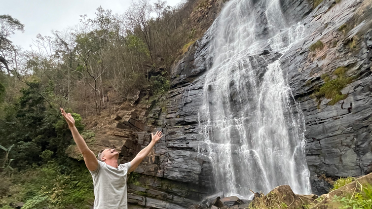 Samuel Guimarães visita a cachoeira do Ramalho