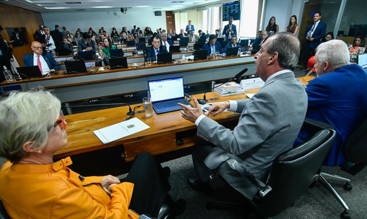 Brasília- DF - 23/04/2025 - Comissão de Constituição, Justiça e Cidadania (CCJ) realiza reunião deliberativa com 6 itens. Entre eles, o PEC 12/2022, que Altera a Constituição Federal para determinar a inelegibilidade para o mesmo cargo dos chefes do Poder Executivo no período subsequente e definir seus mandatos em cinco anos. Foto: Geraldo Magela/Agência Senado