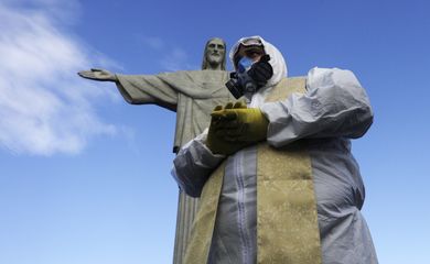Militares trabalham na desinfecção da estátua do Cristo Redentor antes de sua reabertura em meio ao surto da doença do coronavírus (COVID-19), no Rio de Janeiro, Brasil, 13 de agosto de 2020. REUTERS / Ricardo Moraes