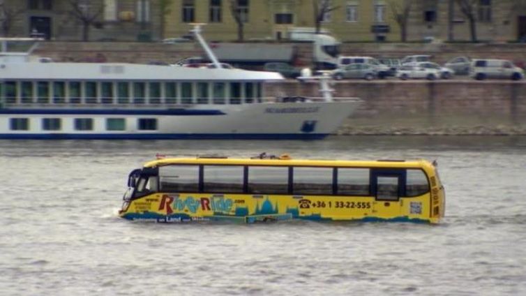 Ônibus flutua durante passeio pelo rio Danúbio em Budapeste