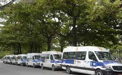 Audiência pública na Câmara Municipal do Rio para discutir a situação do transporte alternativo. Durante a audiência, dezenas de vans permanecem estacionadas nas imediações da Câmara, no centro da cidade.
