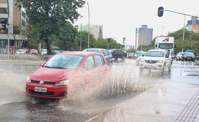 Brasília, (DF), 09/10/2024 -  Chuva na W3 Sul, Setor Comecial.
Foto Valter Campanato/Agência Brasil.